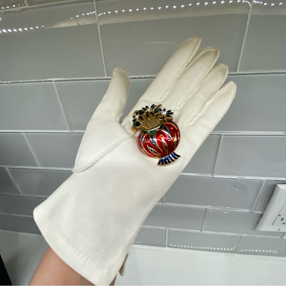 VTG 1940s BROOCH GOLD TONE RED/GREEN ENAMELED FLOWER BASKET W/ PAVED RHINESTONES - Picture 4 of 11